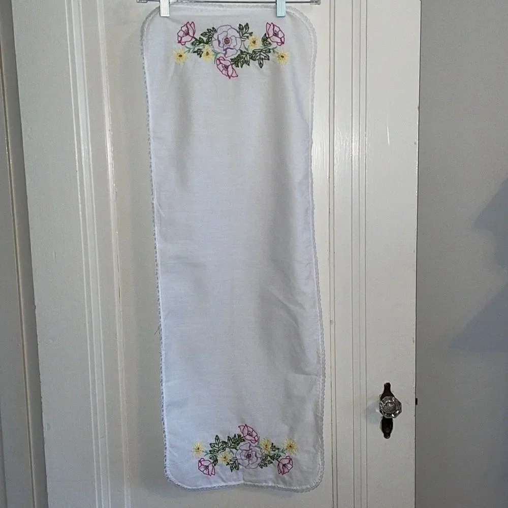 Vtg white table runner with lace trim‎ and floral embroidery